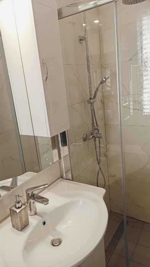 Apartman Paola Ловран Екстериор снимка